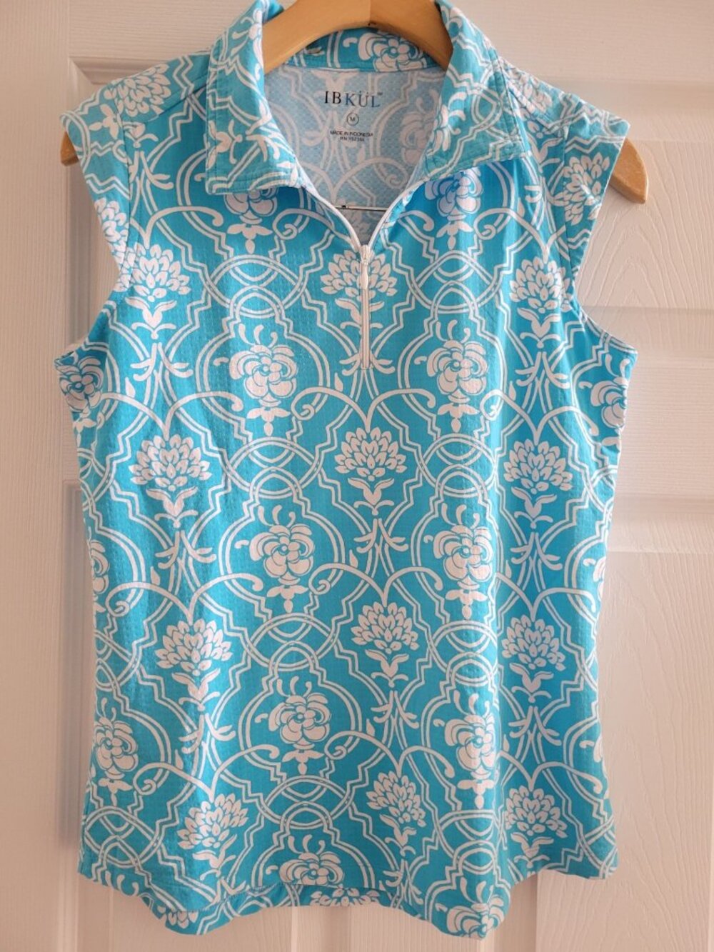 IBKUL Blue Geometric print top Size Medium sleeveless Polo 1/4 Vest athletic UPF